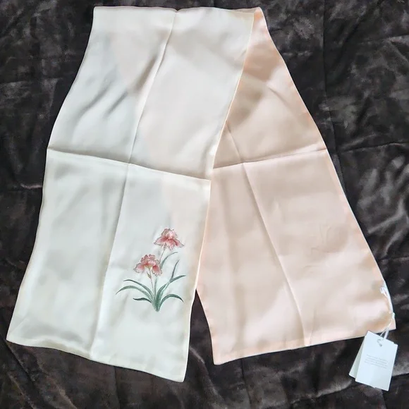 NWT Merri Darno Hand Embroidered Silk Scarf - Picture 7 of 8